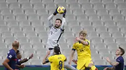 Kiper Prancis, Hugo Lloris berusaha menangkap bola saat bertanding melawan Swedia pada pertandingan UEFA Nations League di stadion Stade de France di Saint-Denis, Paris (17/11/2020). Prancis menang atas Swedia 4-2. (AP Photo/Francois Mori)