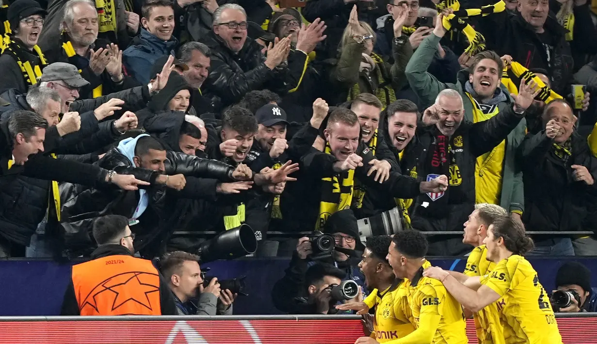 Para pemain Borussia Dortmund merayakan gol yang dicetak oleh Ian Maatsen ke gawang Atletico Madrid dalam duel leg kedua perempat final Liga Champions di Stadion Signal-Iduna Park, Rabu (17/4/2024). Die Borussen sukses menaklukkan tamunya dengan skor 4-2. (AP Photo/Martin Meissner)