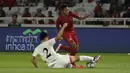 Striker Timnas Indonesia U-19, Fajar Fathur, berebut bola dengan pemain Timnas Korea Utara pada laga Kualifikasi AFC U-19 2020 di Stadion GBK, Jakarta, Minggu (10/11). Indonesia U-19 berhasil menahan imbang 1-1 DPR Korea. (Bola.com/Yoppy Renato)