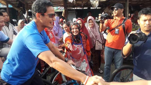 Cawapres Sandiaga S Uno saat blusukan ke Pasar Wage Purwokerto. (Liputan6.com/Muhamad Ridlo)