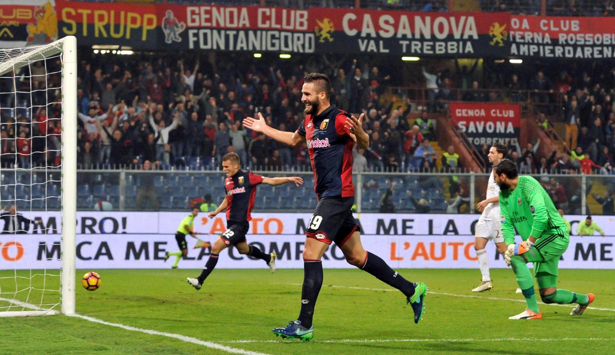 Pemain Genoa, Leonardo Pavoletti merayakan golnya ke gawang AC Milan pada lanjutan Serie A Italia di  Luigi Ferraris stadium,  Genoa, Rabu (25/10/2016) dini hari WIB. Genoa menang 3-0. (EPA/Simone Arveda)