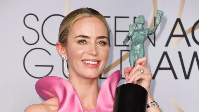 Perhiasan berlian Emily Blunt dan Sandra Oh
