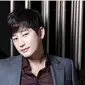 Terjerat skandal tak membuat Park Shi Hoo meredup. Ia bahkan menjadi wakil idola hallyu di Cina.