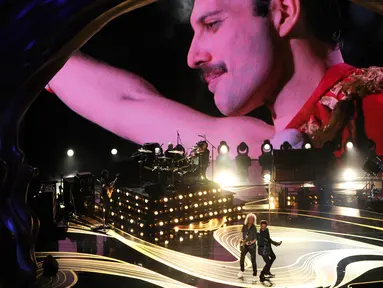 Layar menampilkan gambar Freddie Mercury mengiringi band Queen dan Adam Lambert yang membuka perhelatan Oscar 2019 di Dolby Theatre, Los Angeles, Minggu (24/2). Queen menghentak panggung Oscar 2019 lewat lagu We Will Rock You. (Chris Pizzello/Invision/AP)