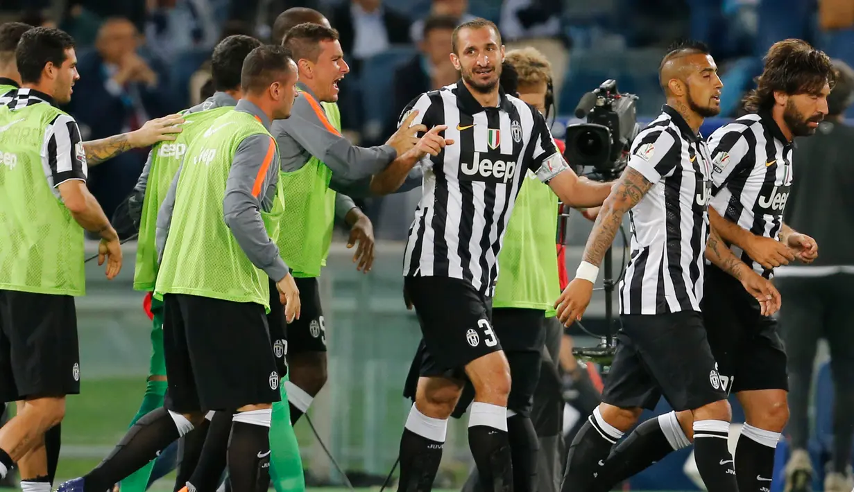 Bek Juventus, Giorgio Chiellini (kedua kanan) melakukan selebrasi usai mencetak gol ke gaawang Lazio pada final Coppa Italia di Olimpico Roma, Italia, Rabu (20/5/2015). Juventus menang 2-1 atas Lazio. (Reuters/Giampiero Sposito)