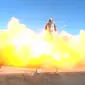 Gambar dari video SpaceX ini menunjukkan prototipe roket Starship SN8 milik SpaceX meledak saat melakukan pendaratan usai menyelesaikan uji terbang di fasilitas perusahaan di Boca, Chica, Texas pada Rabu (9/12/2020). Ledakan imemicu bola api raksasa ke udara di sekitar area uji coba. (AFP/SPACEX)