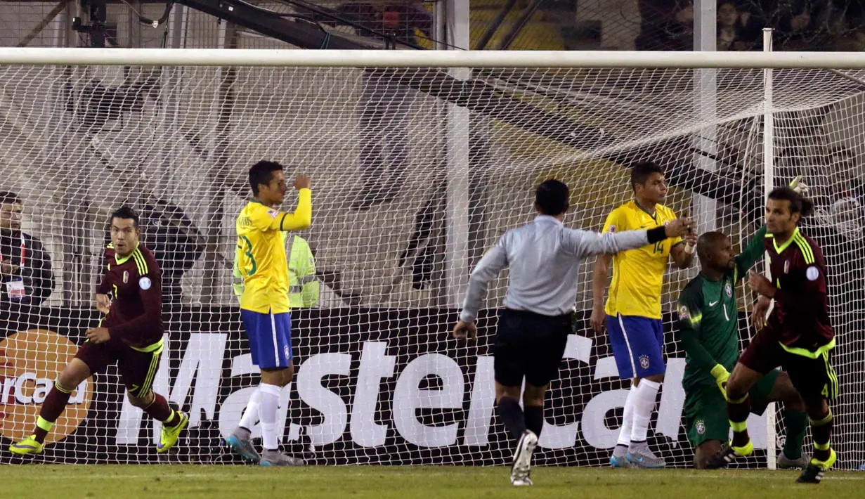 Penyerang Venezuela, Miku (kiri) melakukan selebrasi usai mencetak gol ke gawang Brasil saat pertandingan Copa Amerika 2015 di Stadion Monumental David Arellano, Santiago, Chili, (22/6/2015). Brasil menang tipis 2-1 atas Venezuela. (REUTERS/Jorge Adorno)