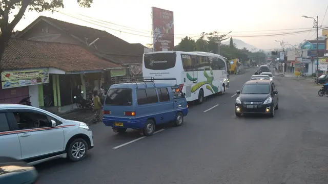 Jalan Nasional Lintas Selatan (JLS) Jawa Tengah antara Banyumas-Cilacap-Bandung di ruas Karangpucung, Cilacap ramai namun lancar. (Liputan6.com/Muhamad Ridlo)