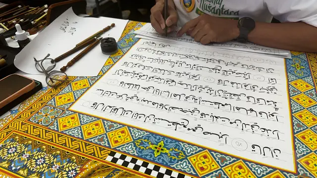 Mushaf Nusantara yang ditulis oleh 365 kaligrafer secara serentak di 30 provinsi mencatat 2 rekor MURI. (Foto: Liputan6.com/Kemenag)