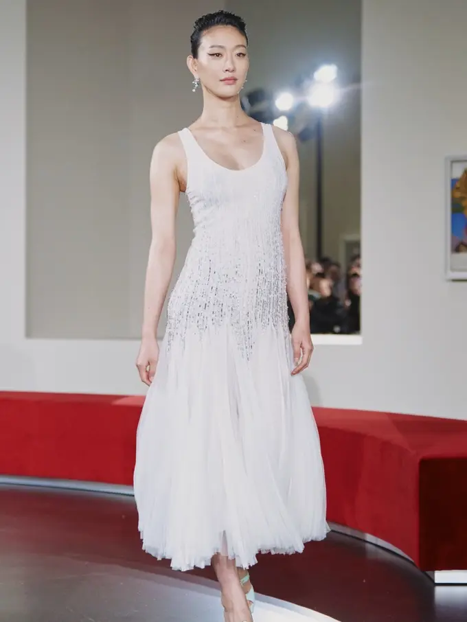 Comeback dengan Baby Bump, Model Korea Sora Choi Pancarkan Aura Bumil Fierce di Runway Chanel