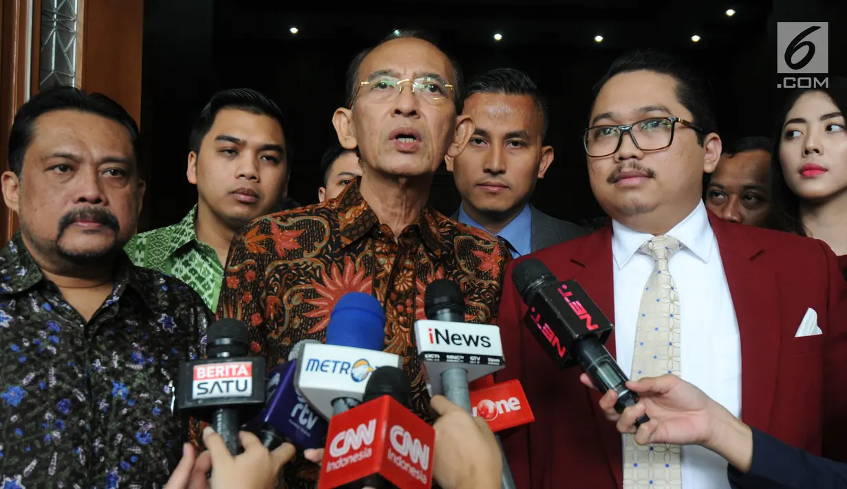 Mantan Menteri Agama Suryadharma Ali (SDA) memberi keterangan pers usai sidang di PN Jakarta Pusat, Rabu (11/07). Keterangan JK digunakan untuk mengubah persepsi SDA telah menggunakan Dana Operasional Menteri (DOM). (Merdeka.com/Dwi Narwoko)