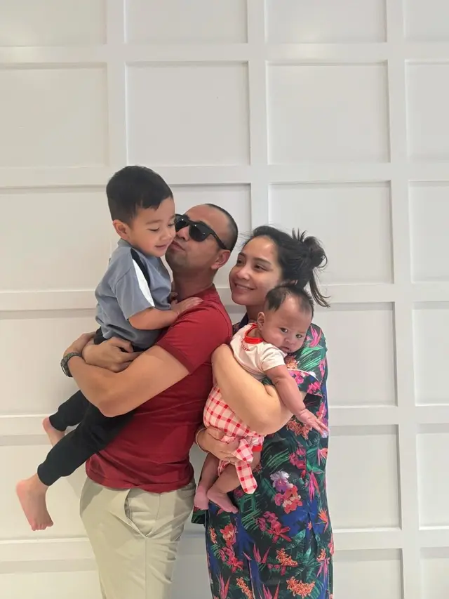 Nagita Slavina dan Raffi Ahmad Pulang Haji