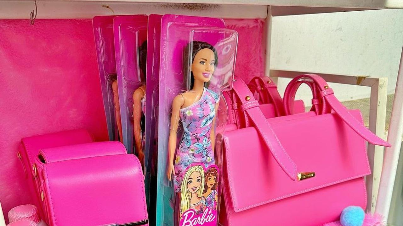 Sosok Aulion mencuri perhatian lantaran mengunggah potret memberi jajan ke driver ojek online dan kurir. Tak biasa, jajan tersebut serba pink ala Barbie. Momen ini bertetapan dengan perilisian film Barbie di bioskop pada Rabu (19/7).