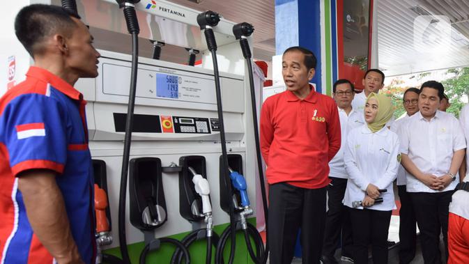 Presiden Joko Widodo atau Jokowi (tengah) berbincang dengan petugas SPBU saat meresmikan Implementasi Program Biodiesel 30 persen (B30) di SPBU MT Haryono, Jakarta, Senin (23/12/2019). Jokowi menargetkan implementasi program B40 pada tahun 2020 dan B50 pada tahun 2021. (Liputan6.com/Angga Yuniar)