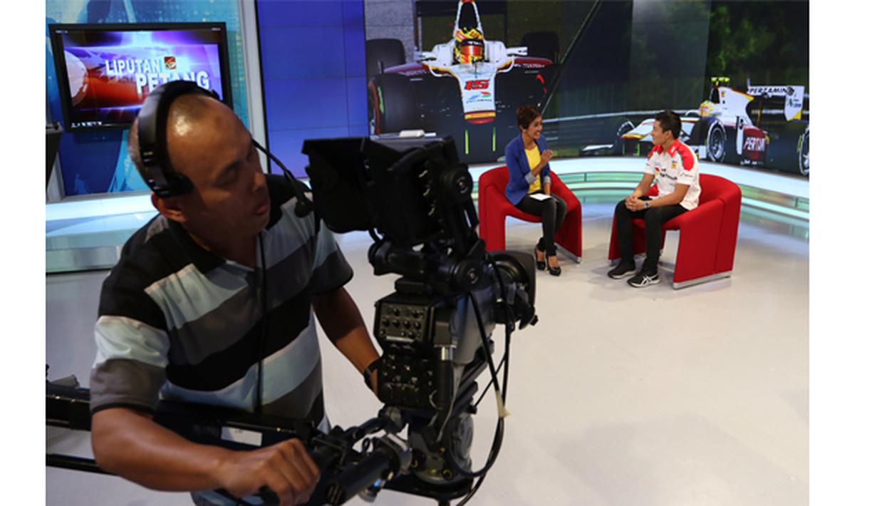 Pebalap Rio Haryanto mengikuti proses syuting untuk sesi wawancara bersama SCTV di SCTV Tower, Jakarta, Jumat (1/8/2015).  (Bola.com/Vitalis Yogi)