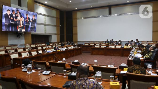 Suasana saat mantan Direktur Utarma TVRI Helmy Yahya Rapat Dengar Pendapat Umum dengan Komisi I DPR di Kompleks Parlemen, Jakarta, Selasa (28/1/2020). Setelah memanggil Dewan Pengawas dan Direksi TVRI, DPR mendengarkan penjelasan Helmi Yahya terkait pemecatannya. (Liputan6.com/Johan Tallo)