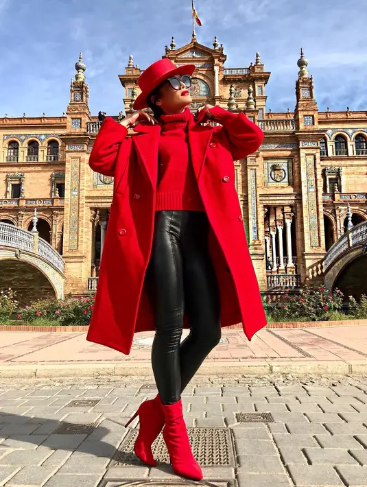 Pada tahun 2006, Zuleyka pun dimahkotai title Miss Universe di tahun 2006. (instagram/zuleykarivera)