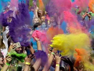 Puluhan peserta saling melemparkan bubuk warna selama mengikuti festival Holi di Riga, Latvia, (9/7). Festival ini selalu dirayakan setiap awal musim semi. (REUTERS/Ints Kalnins)