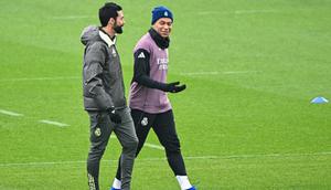 Pelatih Real Madrid asal Spanyol, Alvaro Arbeloa (kiri), dan penyerang Real Madrid asal Prancis bernomor punggung 10, Kylian Mbappe, berbincang selama sesi latihan sebelum pertandingan Liga Spanyol antara Real Madrid CF dan Levante UD di Real Madrid Sports City di Valdebebas, pinggiran kota Madrid, pada 16 Januari 2026. (Javier SORIANO/AFP)