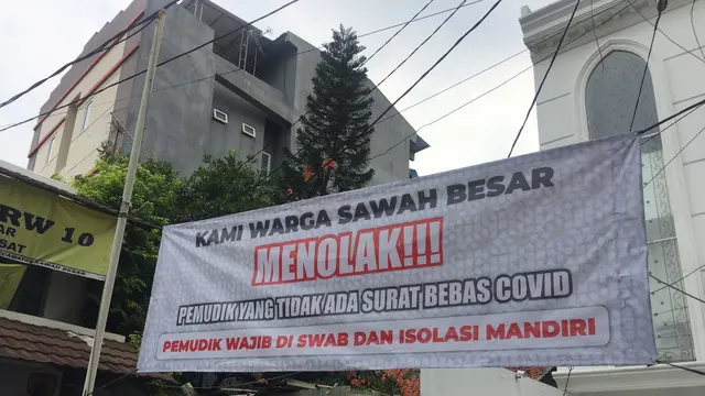 Warga Jalan Kartini Sawah Besar memasang spanduk penolakan pemudik tanpa surat bebas Covid-19