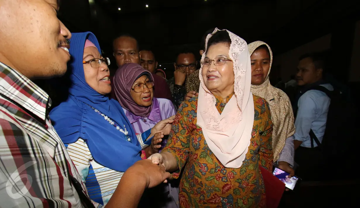 Mantan Menkes Siti Fadilah Supari berjabat tangan dengan kerabat usai sidang perdana di Pengadilan Tipikor, Jakarta, Senin (6/2). Siti Fadilah menjalani pembacaan dakwaan kasus suap pengadaan alat kesehatan (alkes) di Kemenkes. (Liputan6.com/Helmi Afandi)