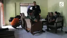 Kedua orang terduga teroris tersebut ditangkap Densus 88 pada lokasi berbeda di Jawa Tengah.