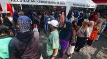 Antrean Warga Saat Penyaluran Beras Bantuan Pangan di Kebon Baru Jakarta