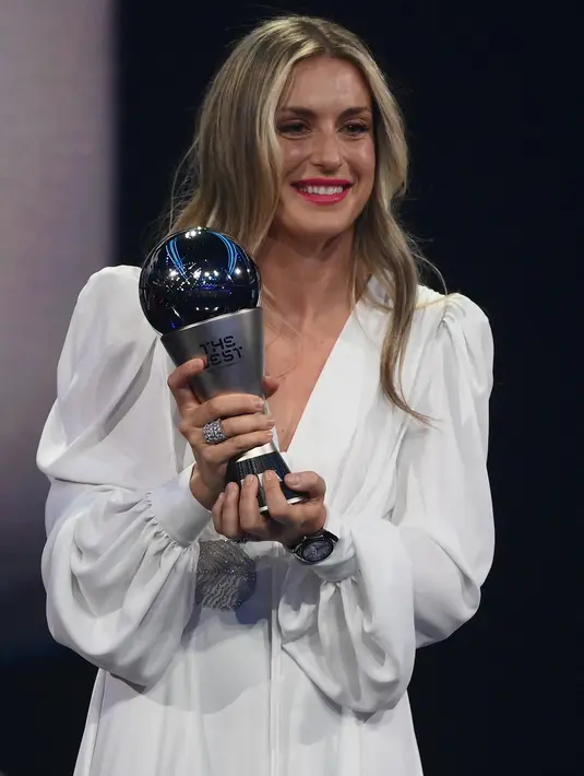 Bintang Timnas Spanyol dan Barcelona, Alexia Putellas berpose di atas panggung setelah menerima penghargaan Pemain Wanita FIFA Terbaik 2022 pada seremoni The Best FIFA Footbal Awards 2022 di Paris, Prancis, Senin (27/2/2023). Pesepak bola berusia 29 tahun ituberhasil menjadi wanita pertama yang meraih penghargaan Pesepak Bola Wanita Terbaik FIFA secara beruntun. (FRANCK FIFE / AFP)