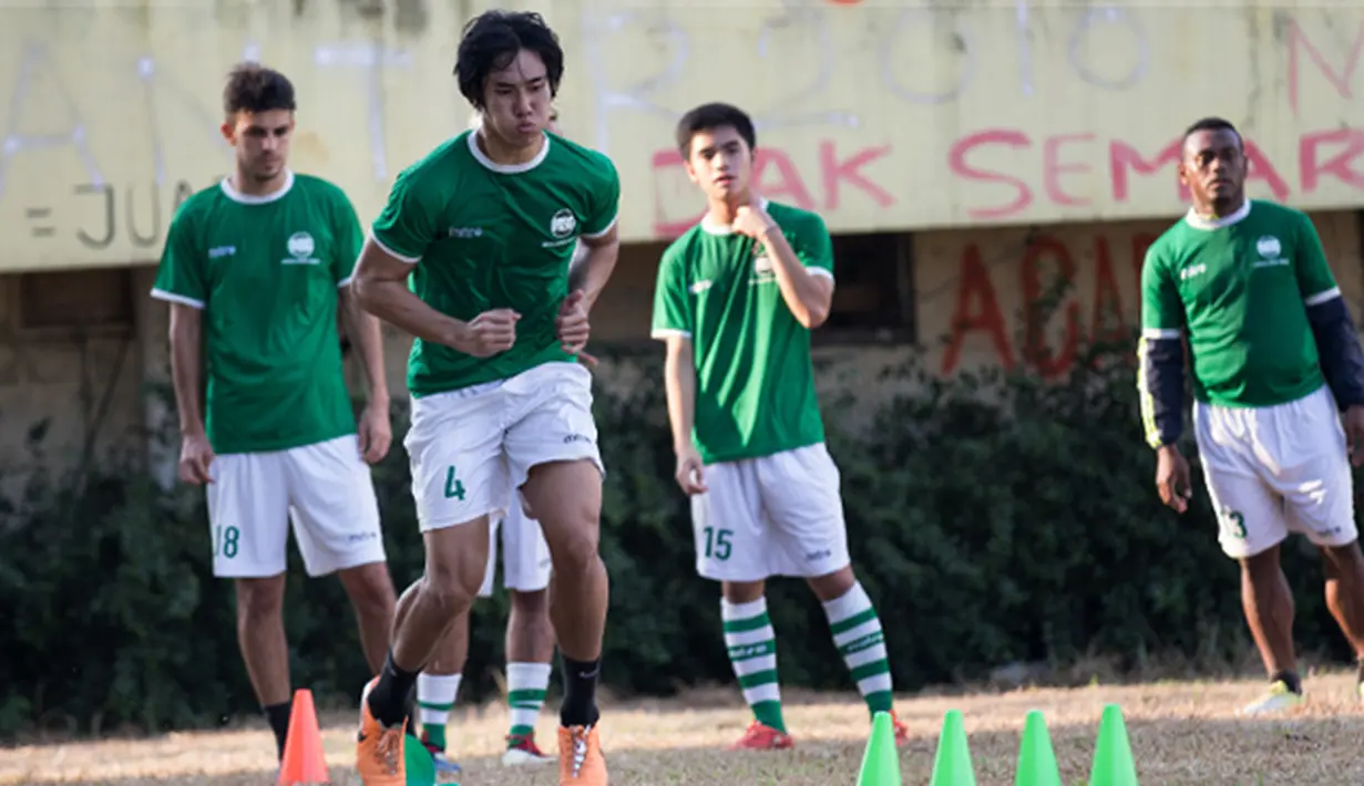 Ryuji Utomo berlatih keras bersama Munial Sports Group di Stadion Lebak Bulus, Jakarta. Ryuji merupakan cucu profesor spesialisasi kedokteran anak, Soehasim, yang berpraktek di RS Fatmawati. (Bola.com/Vitalis Yogi Trisna)