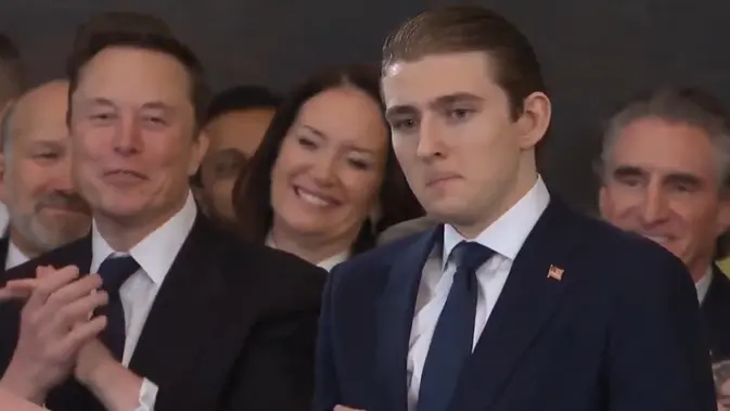 Ketegangan dan Senyuman: Saat Barron Trump Berdiri di Samping Elon Musk di Pelantikan Ayahnya!