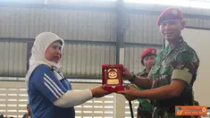 Citizen6, Jakarta Timur: Dandenma Kopassus Letkol Inf Sumirating Baskoro menyerahkan cenderamata kepada Kepala Sekolah SMK Karya Guna Jakarta, Dra Sri And. (Pengirim: Penkopassus).