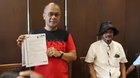 Haruna Soemitro (kiri) memberi keterangan soal status Cristian Gonzales (Liputan6.com/Dimas Angga P)