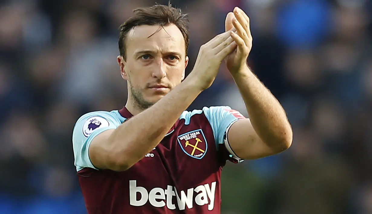Mark Noble. Gelandang tengah produk Akademi West Ham United berusia 34 tahun ini mulai memperkuat The Hammers pada musim 2004/2005. Ia Sempat dipinjamkan ke dua klub di awal kariernya. Hingga kini ia telah tampil dalam 527 laga selama 17 musim dengan mencetak 60 gol. (Foto: AFP/Ian Kington)
