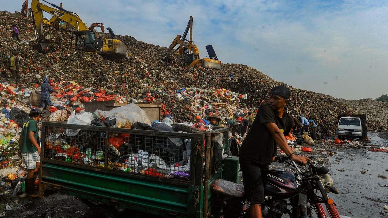 Petugas membuang sampah pada lokasi yang sebelumnya menjadi titik longsor di Tempat Pembuangan Akhir (TPA) Cipayung, Depok, Jawa Barat, Rabu (15/5/2024). Hari ini, aktivitas pembuangan sampah di TPA Cipayung kembali normal setelah sebelumnya ditutup dua h