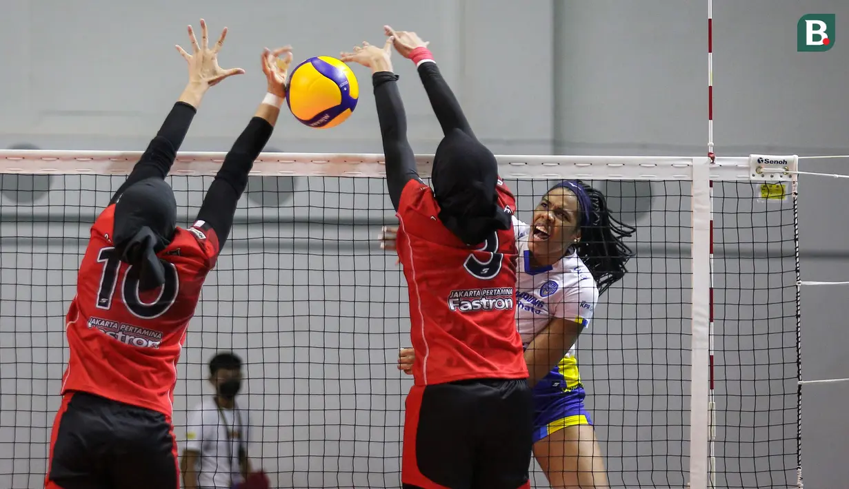 Pemain Bandung Bjb Tandamata, Madeline Paredes (depan) melepaskan spike dalam laga final four PLN Mobile Proliga 2022 melawan Jakarta Pertamina Fastron di Padepokan Bola Voli Sentul, Jawa Barat, Minggu (20/03/2022). Bandung Bjb menang 3-0 (25-15, 25-17, 25-17). (Bola.com/Bagaskara Lazuardi)
