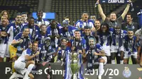 Para pemain FC Porto melakukan selebrasi usai memastikan diri menjadi juara Liga Portugal di Stadion Dragao, Senin (20/7/2020). FC Porto menjuarai Liga Portugal ini untuk yang ke-29 kalinya. (AFP/Miguel Riopa)