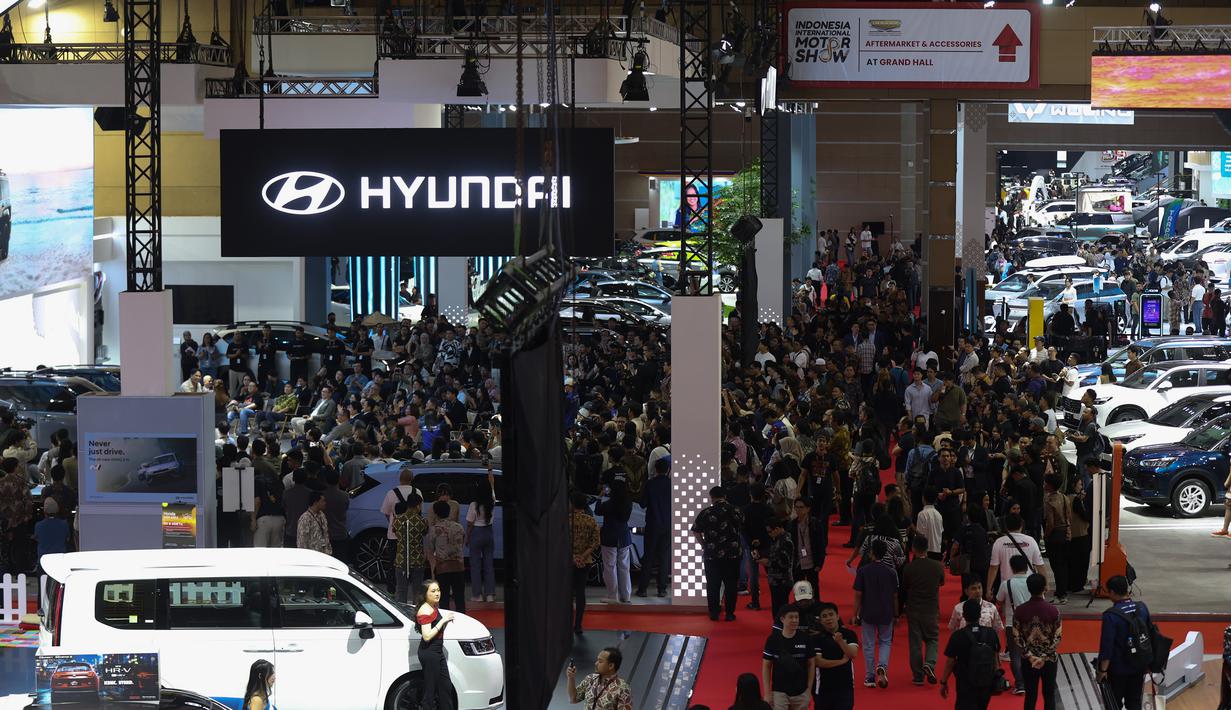 Penyelenggara menargetkan total transaksi sebesar Rp8 triliun sepanjang perhelatan. Tampak dalam foto, pengunjung melihat-lihat mobil yang dipamerkan saat International Motor Show (IIMS) 2026 di JIExpo Kemayoran, Jakarta, Kamis (5/2/2026). (Kapanlagi.com/Budy Santoso)