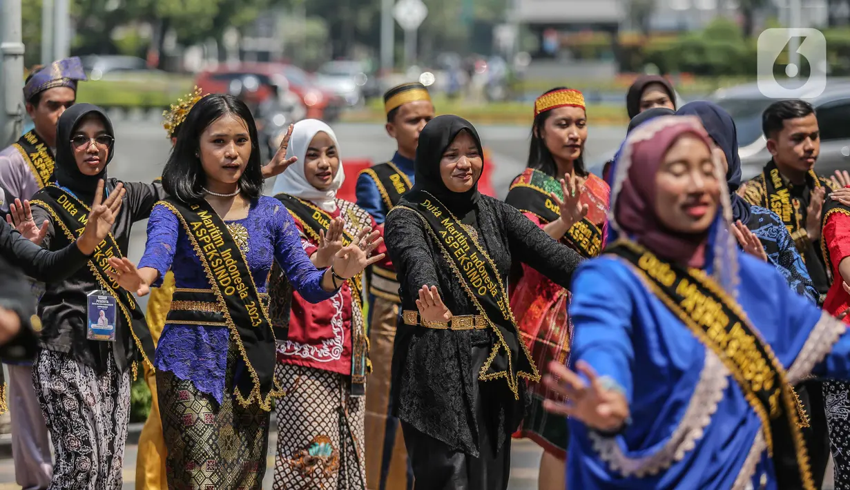 Sebanyak 100 peserta dari 100 kabupaten dan kota ini menari tari campuran nasional dan milenial secara bersama-sama. (Liputan6.com/Faizal Fanani)