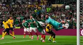 Kiper Ekuador Hernan Galindez, mengamati tendangan Gilberto Mora dari Meksiko yang meleset ke gawang selama pertandingan sepak bola babak 32 besar Piala Dunia di Mexico City, Selasa, (30/06/2026).  (AP Photo/Dolores Ochoa)