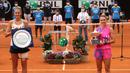 Petenis Romania, Simona Halep, dan Karolina Pliskova foto bersama usai final Italia Terbuka 2020 di Foro Italico, Roma Italia, Senin (21/9/2020). Simona Halep menjuarai Italia Open 2020 setelah Karolina Pliskova mundur karena cedera pada menit ke-32. (AFP/Clive Brunskill/pool)