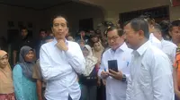 Presiden Jokowi saat meninjau lokasi bencana di Desa Harkatjaya, Kecamatan Sukajaya, Kabupaten Bogor, Selasa (7/1/2020).(Liputan6.com/Lizsa Egeham)