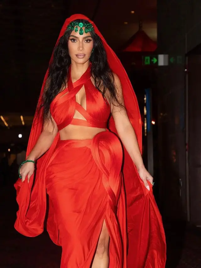 Busana Kim Kardashian di Pernikahan Anant Ambani dan Radhika Merchant. [@kimkardashian]