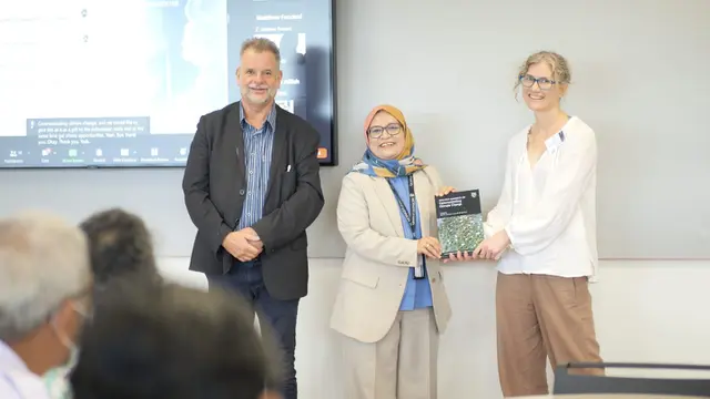23 Februari 2023, resmi diluncurkan pusat studi komunikasi perubahan iklim di Monash University Indonesia, dengan Ika Idris selaku ketua.