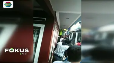 Diduga beberapa anak bermain korek api, sebuah rumah di Cisarua, Bogor, Jawa Barat, terbakar. Naasnya lagi, tiga anak dalam rumah tersebut tidak dapat diselamatkan.