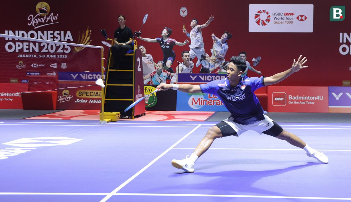 Alwi menang meyakinkan dua gim langsung dengan skor 21-17, 21-18. (Bola.com/M Iqbal Ichsan)