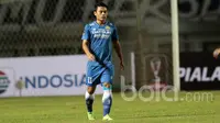 Pemain Persib Bandung, Dedi Kusnandar saat berlaga melawan Semen Padang FC di Stadion Pakansari, Bogor (11/3/2017). (Bola.com/Nicklas Hanoatubun)