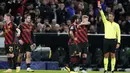 <p>Wasit Artur Soares Dias memberikan kartu merah kepada pemain Manchester City Sergio Gomez selama pertandingan grup G Liga Champions antara FC Copenhagen dan Manchester City, di Stadion Parken di Kopenhagen, Denmark, Selasa 11 Oktober 2022. FC Copenhagen bermain imbang atas City 0-0. (Liselotte Sabroe/Ritzau Scanpix via AP)</p>