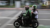 Pengemudi ojek online mengangkut penumpang di depan Stasiun Palmerah, Jakarta, Selasa (6/9/2022). Kementerian Perhubungan (Kemenhub) memastikan segera menerbitkan regulasi kenaikan tarif ojek online (ojol). Hal itu menyusul kenaikan harga bahan bakar minyak (BBM) yang membuat beban operasional transportasi semakin besar. (Liputan6.com/Johan Tallo)