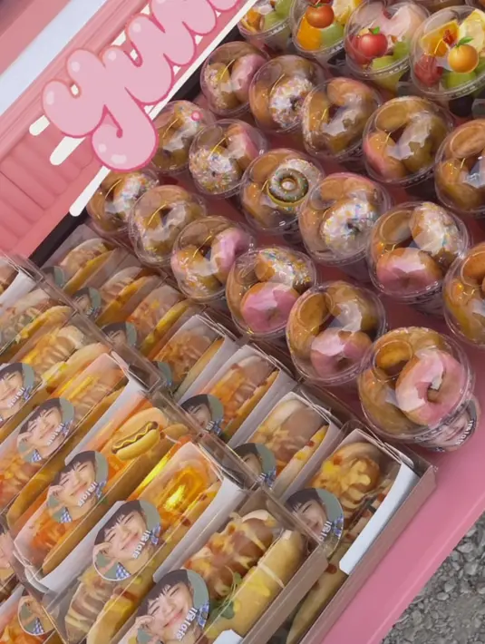 Park Bo Gum mendapat banyak sekali snack-snack dri hot dog, donut hingga buah-buahan segar yang bisa diolah menjadi jus. (Foto: Instagram/ bogummy)