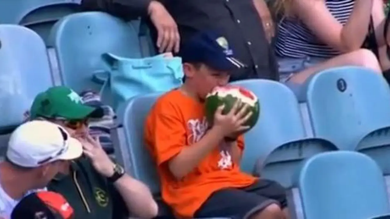 Tertangkap Kamera Makan Melon, Anak Ini Jadi Terkenal